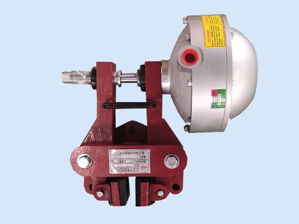 2、圖二為QDE常閉式鉗盤式制動(dòng)器，比較常用在較大扭矩的剎車，如鋼材加工設(shè)備等；